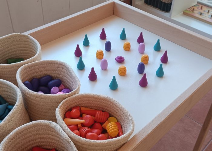 Mesa de experimentación Mesa de experimentación con piezas sueltas y otros materiales para crear mini-mundos, mándalas...